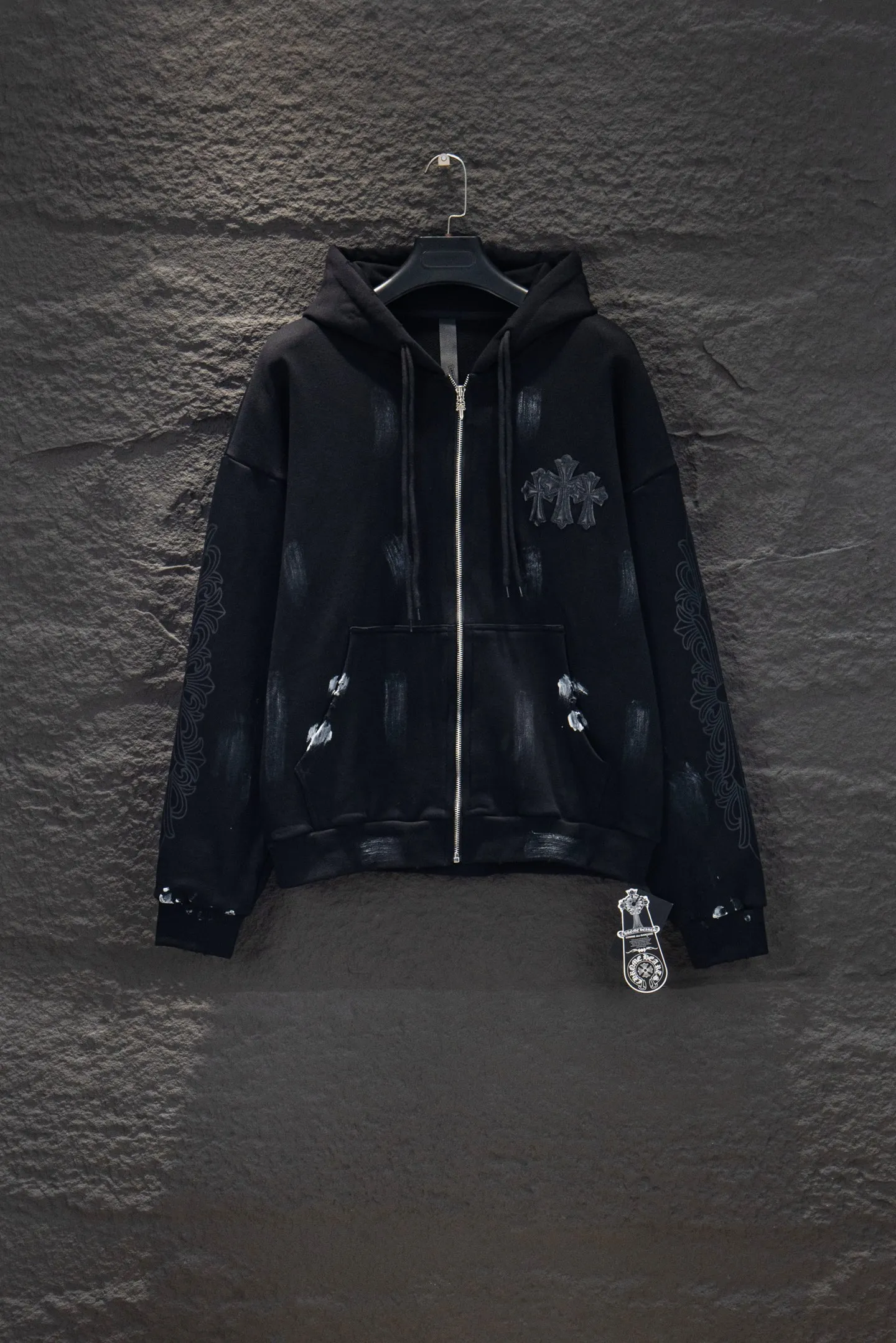 P400 🆕Chrome hearts heavy-duty new graffiti zipper jacket. The os version is really charming. The Chrome family is really unique. Every new season has the best version. It is very practical and can be worn casually. Nice✔️ - ⚠️100% cotton. Made of custom-dyed terry cotton sweatshirt surface, 500g double-ply double yarn, comfortable to the touch. Made from imported knitting needle carded cotton, the thickness is moderate, drapey and contoured, making the upper body comfortable! ! It is very tolerant to fat body types and can instantly lose five pounds after wearing it!  The front cuffs and back chest are made of direct-injection printing environmentally friendly glue material, using a mechanized printing process. Mechanical printing has high precision, the positioning accuracy can reach ±0.02mm, and the quality is stable. Front and back leather label elements# Embroidery Imported Tajima high-density heavy-duty leather embroidery technology Three-dimensional fonts Adding distressed elements to the body greatly increases the interest of the clothing; unique visual effects.  Hem Loose closing Double-layer fabric Good closing effect Exquisite hemming Color: Black Size: S-M-L-XL